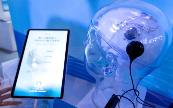 China realiza primeira implantação comercial de chip cerebral com NEO