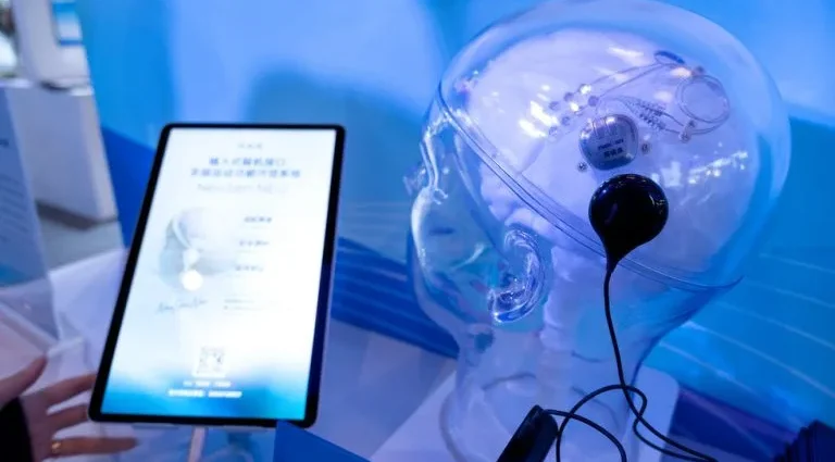 China realiza primeira implantação comercial de chip cerebral com NEO