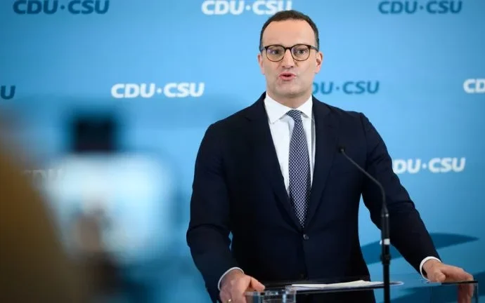 Jens Spahn renuncia após polêmica sobre gestação de substituição