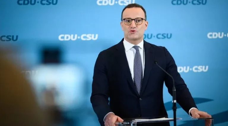 Jens Spahn renuncia após polêmica sobre gestação de substituição