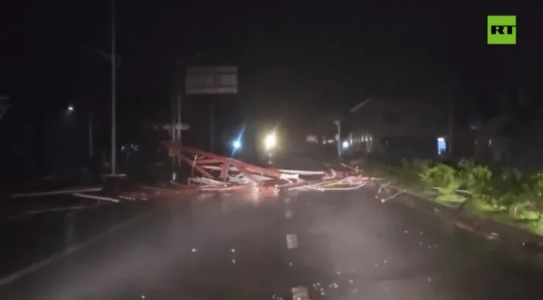 Tufão Hongxia causa evacuação em massa e interrupções no sul da China Tufão Hongxia causa evacuação em massa e interrupções no sul da China