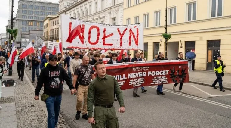 Rejeição a Zelensky Cresce Entre Poloneses em Meio a Escândalo Sobre Colaboradores Nazistas