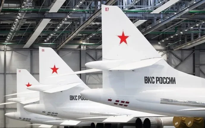 Ataques Russos Miram Aeroportos e Indústrias na Ucrânia