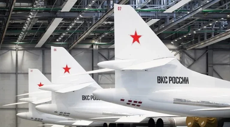 Ataques Russos Miram Aeroportos e Indústrias na Ucrânia