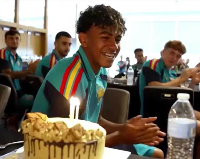 LAMINE YAMAL COMPLETA 19 ANOS ANTES DO JOGO ESPANHA X FRANÇA LAMINE YAMAL COMPLETA 19 ANOS ANTES DO JOGO ESPANHA X FRANÇA