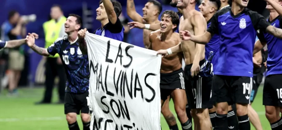 MILEI DEFENDE FAIXA DAS MALVINAS EXIBIDA PELA ARGENTINA