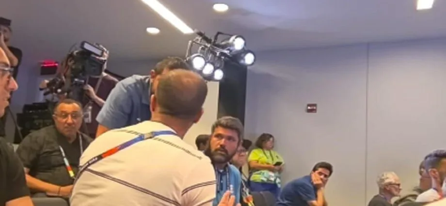 DISCUTINDO A COLETIVA DE IMPRENSA DO MARROCOS: CONFLITO ENTRE JORNALISTAS