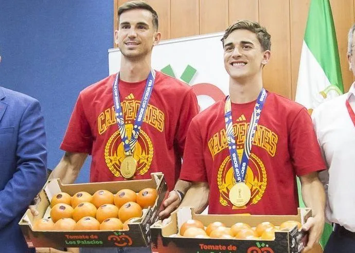 CAMPEÕES MUNDIAIS DA ESPANHA RECEBEM PRESENTE INUSITADO EM TOMATES CAMPEÕES MUNDIAIS DA ESPANHA RECEBEM PRESENTE INUSITADO EM TOMATES