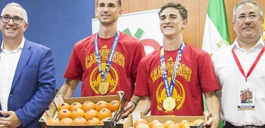 CAMPEÕES MUNDIAIS DA ESPANHA RECEBEM PRESENTE INUSITADO EM TOMATES