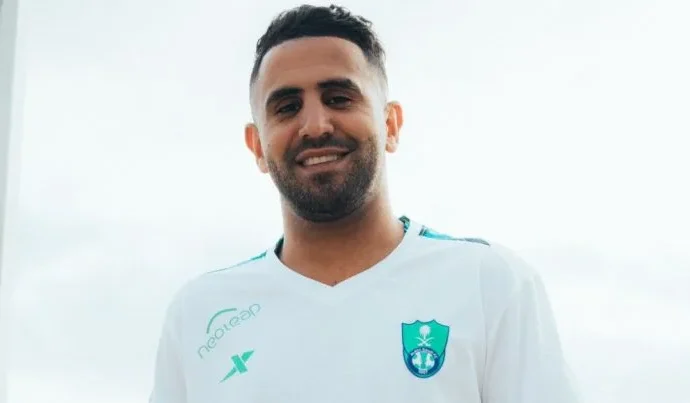 Al-Ahli se despede de Mahrez após três temporadas marcantes