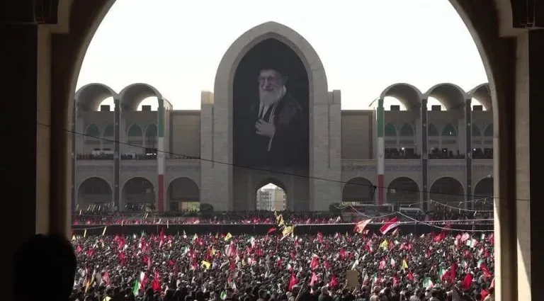Funeral de Ali Khamenei encerra com expectativa sobre novo líder do Irã