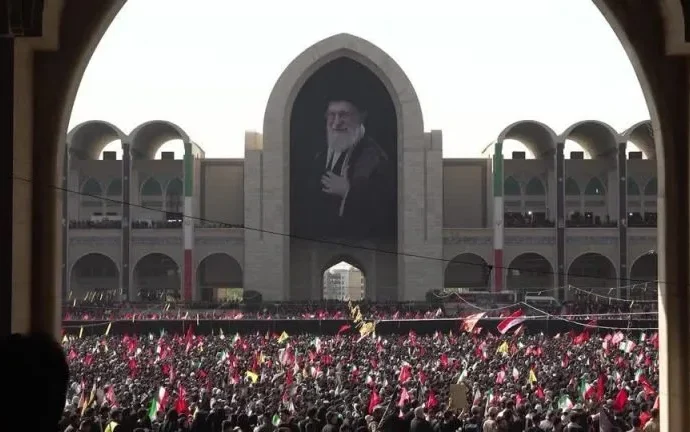 Funeral de Ali Khamenei atrai multidões em Teerã em meio a tensões regionais