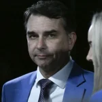 Flávio Bolsonaro viaja aos EUA para defender o Pix em audiência sobre tarifas