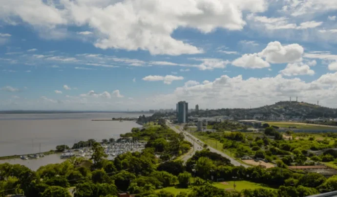 Previsão do Tempo em Porto Alegre: Semana Começa Chuvosa e Termina com Novas Chuvas
