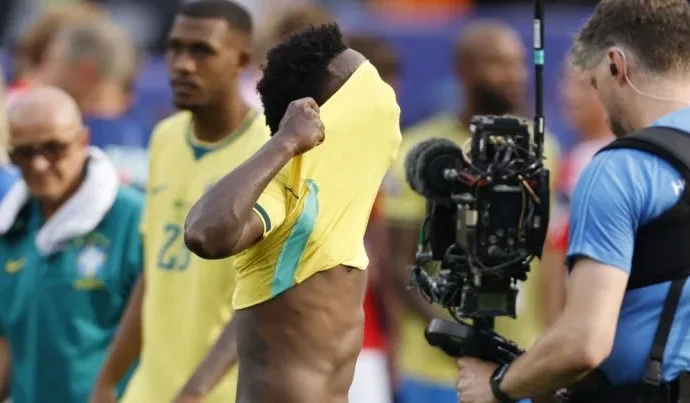 Eliminação do Brasil na Copa do Mundo gera críticas a Vinícius Júnior Eliminação do Brasil na Copa do Mundo gera críticas a Vinícius Júnior