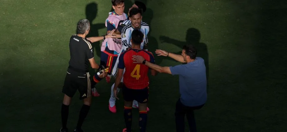 PAREDES X GAVI: TORCIDA ESPANHOLA SUGERE LUTA DE BOXE APÓS BRIGA NA FINAL PAREDES X GAVI: TORCIDA ESPANHOLA SUGERE LUTA DE BOXE APÓS BRIGA NA FINAL