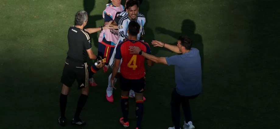 DANI OLMO ACUSA AUXILIAR DA ARGENTINA DE MENTIR SOBRE CONFUSÃO NA COPA