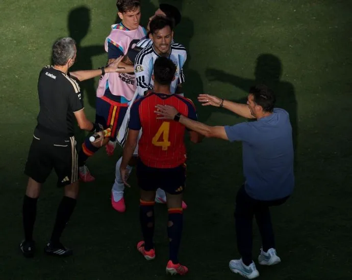 TÉCNICO DA ESPANHA CRITICA ATITUDE DA ARGENTINA APÓS FINAL DA COPA
