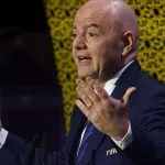 INFANTINO É DENUNCIADO AO COI POR VIOLAR POLÍTICA DE NEUTRALIDADE
