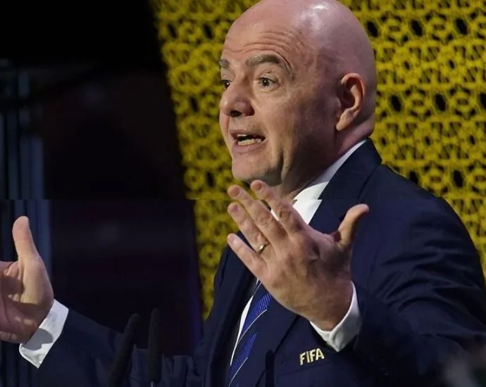 INFANTINO É DENUNCIADO AO COI POR VIOLAR POLÍTICA DE NEUTRALIDADE