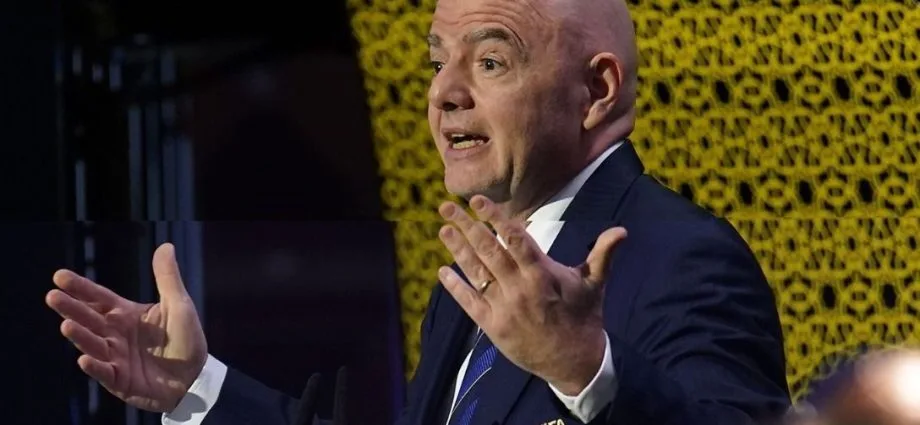 INFANTINO É DENUNCIADO AO COI POR VIOLAR POLÍTICA DE NEUTRALIDADE