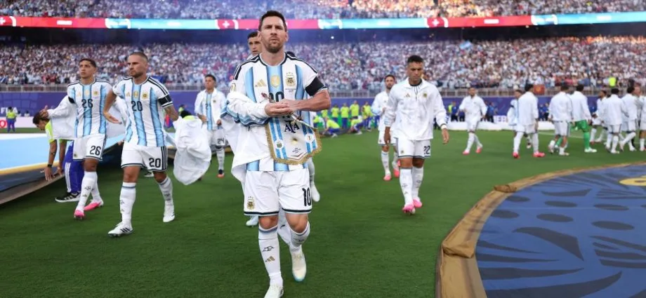 COLE PROVOCA MESSI ANTES DO JOGO CONTRA A ARGENTINA