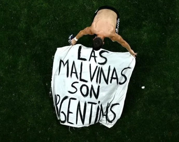 ARGENTINA PODE SOFRER PUNIÇÕES DA FIFA POR CONTA DA FAIXA DE MALVINAS