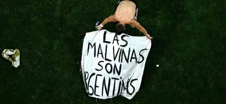 ARGENTINA PODE SOFRER PUNIÇÕES DA FIFA POR CONTA DA FAIXA DE MALVINAS ARGENTINA PODE SOFRER PUNIÇÕES DA FIFA POR CONTA DA FAIXA DE MALVINAS