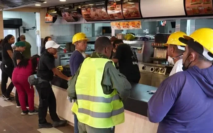 McDonald’s na Venezuela é transformado em hospital de campanha após terremotos