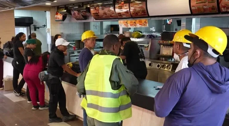 McDonald’s na Venezuela é transformado em hospital de campanha após terremotos