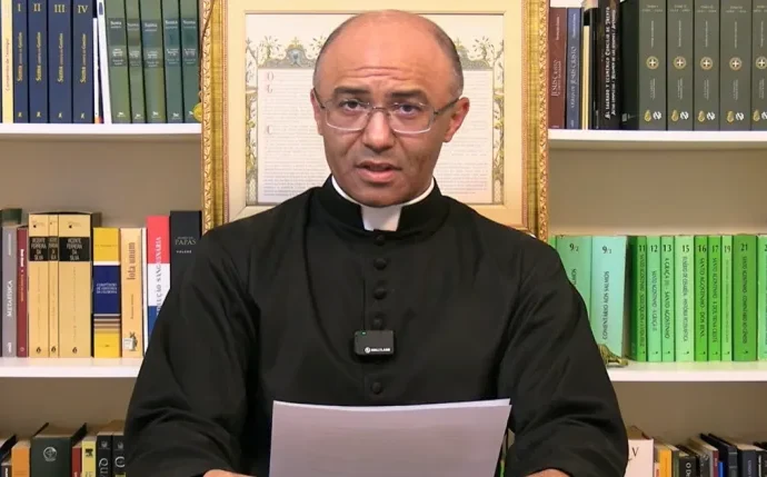 Padre excomungado critica clero e denuncia rituais em igrejas de Brasília