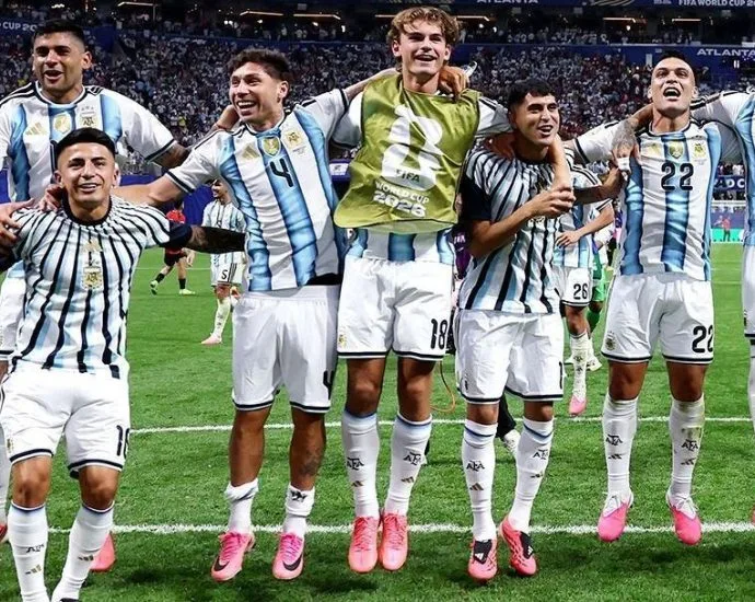 CONHEÇA A MÚSICA QUE EMBALA OS JOGADORES DA ARGENTINA NA COPA