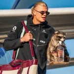 HAALAND DESCE DO AVIÃO COM GUAXINIM DE PELÚCIA CARO