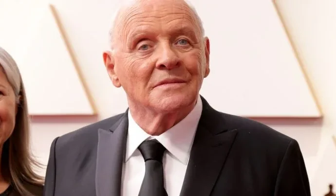 Anthony Hopkins inicia carreira musical aos 88 anos com ‘Bracken Road’