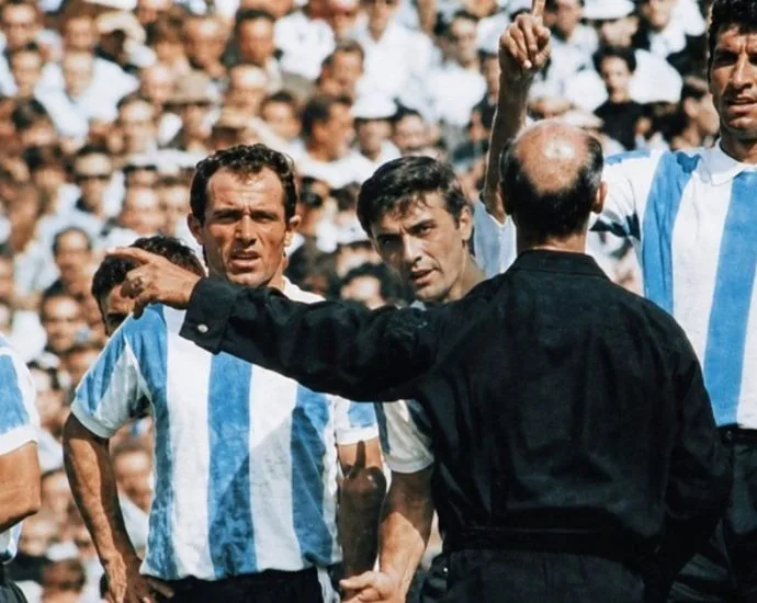 CONFRONTO ENTRE INGLATERRA E ARGENTINA MARCOU A CRIAÇÃO DOS CARTÕES NO FUTEBOL
