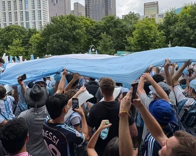 TORCEDORES DA ARGENTINA MARCAM BANDERAZO EM MIAMI ANTES DAS OITAVAS
