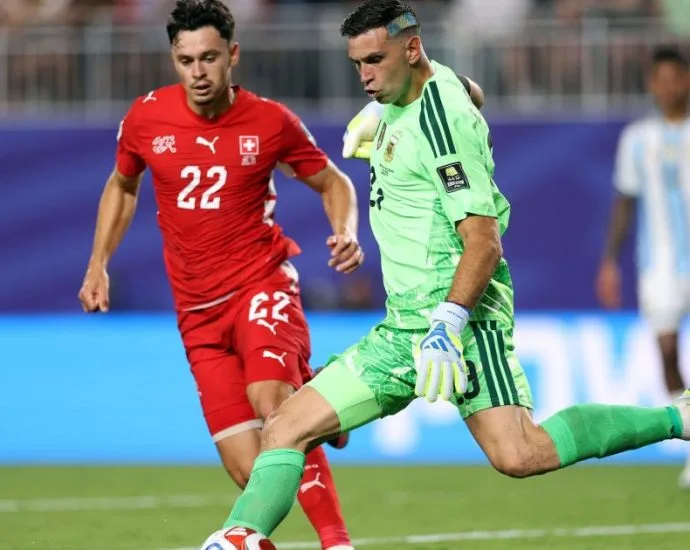 DIBU MARTÍNEZ: JORNAL INGLÊS APONTA DEZ 'TRUQUES SUJOS' DO GOLEIRO