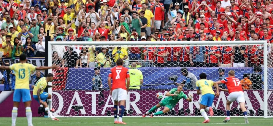 GOLEIRO DA NORUEGA ORJAN NYLAND DEFENDE PÊNALTI EM JOGO CONTRA O BRASIL GOLEIRO DA NORUEGA ORJAN NYLAND DEFENDE PÊNALTI EM JOGO CONTRA O BRASIL