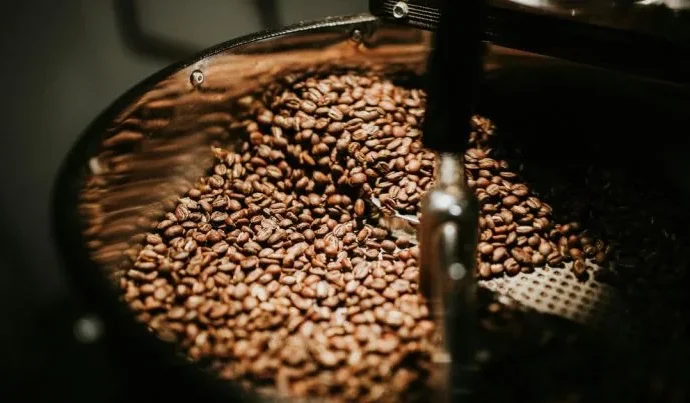 Impactos do tarifaço americano no setor produtivo brasileiro são analisados por especialista