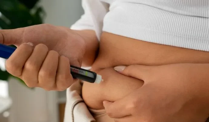 Estudo revela impacto das canetas emagrecedoras nos hábitos alimentares dos usuários