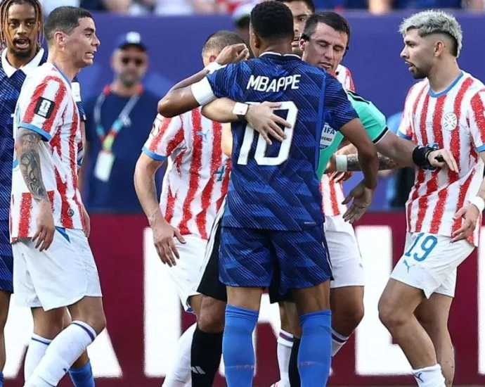 FRANÇA AVANÇA NO MUNDIAL APÓS VITÓRIA, MAS ÁRBITRO É CRITICADO