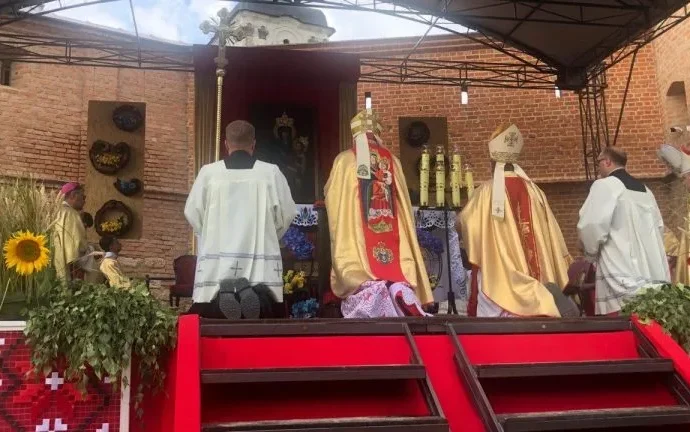 Secretário de Estado celebra missa em Berdychiv e pede oração pela paz