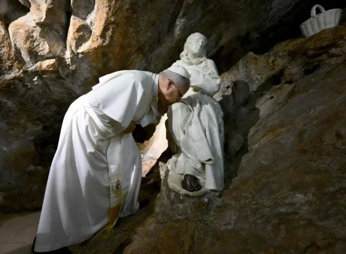 Papa visita mosteiros em Subiaco durante viagem à Itália
