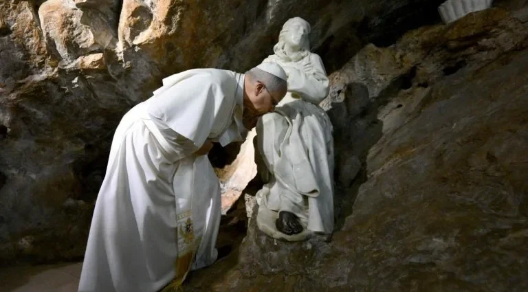Papa visita mosteiros em Subiaco durante viagem à Itália