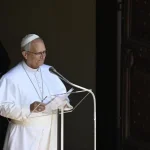 O Papa alerta sobre os riscos do consumismo e destaca a alegria espiritual