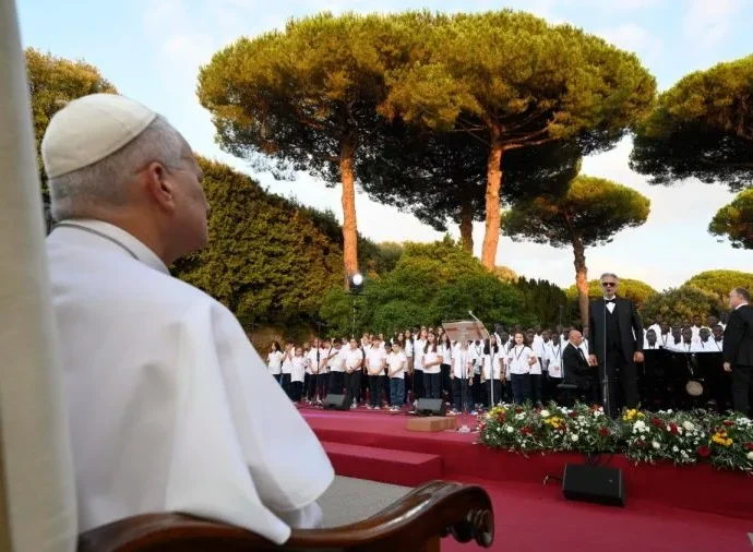 Papa destaca a música como caminho para o encontro com Deus durante concerto