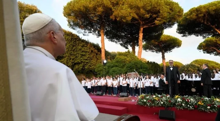 Papa destaca a música como caminho para o encontro com Deus durante concerto