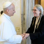 Papa Francisco se reúne com Patti Smith no Vaticano