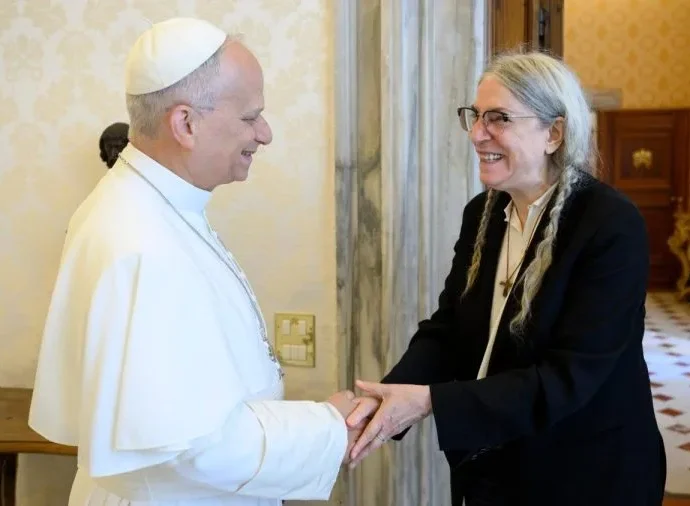 Papa Francisco se reúne com Patti Smith no Vaticano