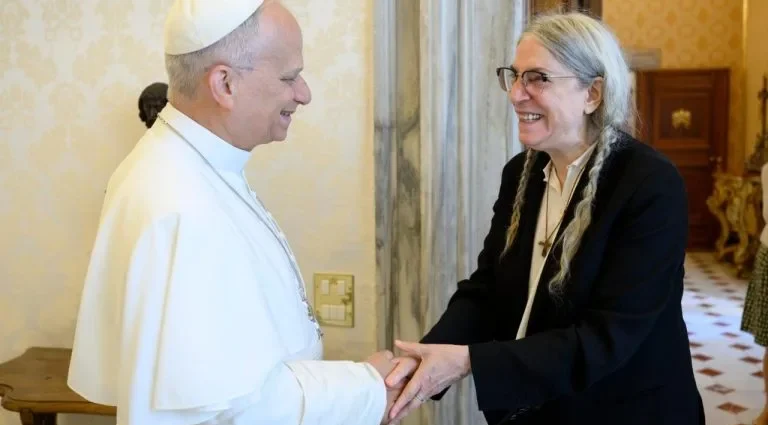 Papa Francisco se reúne com Patti Smith no Vaticano
